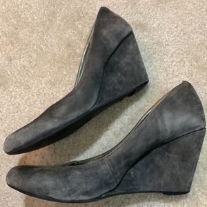 BCBG Paris sueded charcoal wedges/pumps